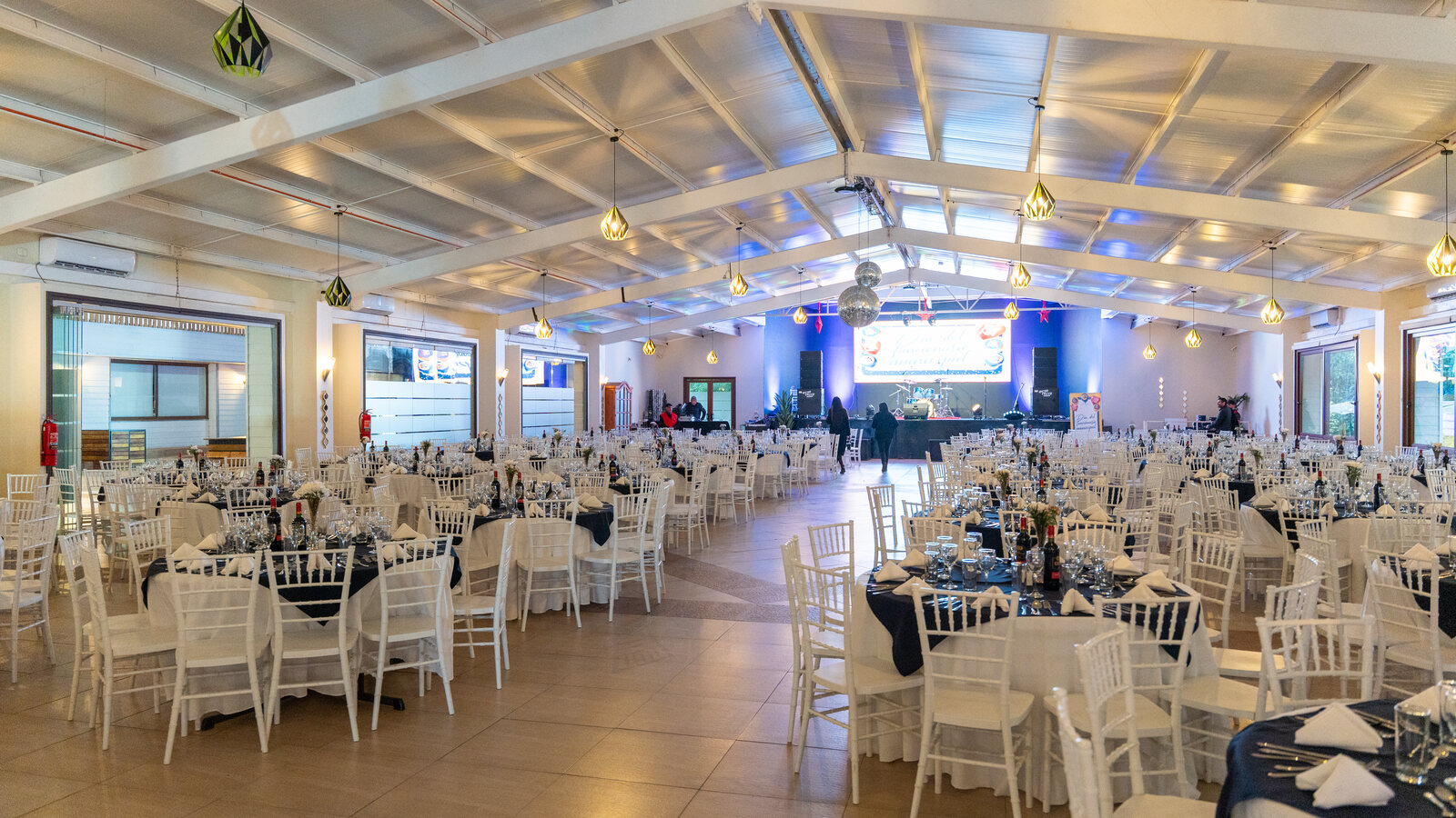 Salón con mesas servidas