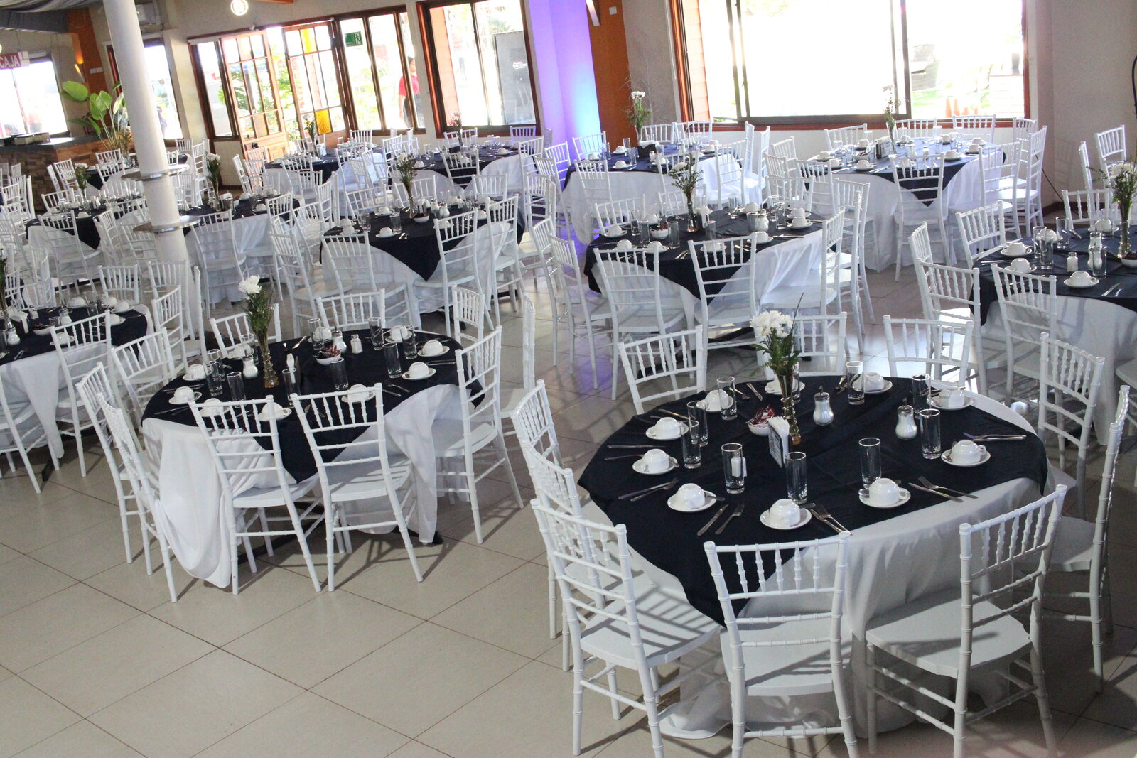 Salón con mesas servidas para banquete