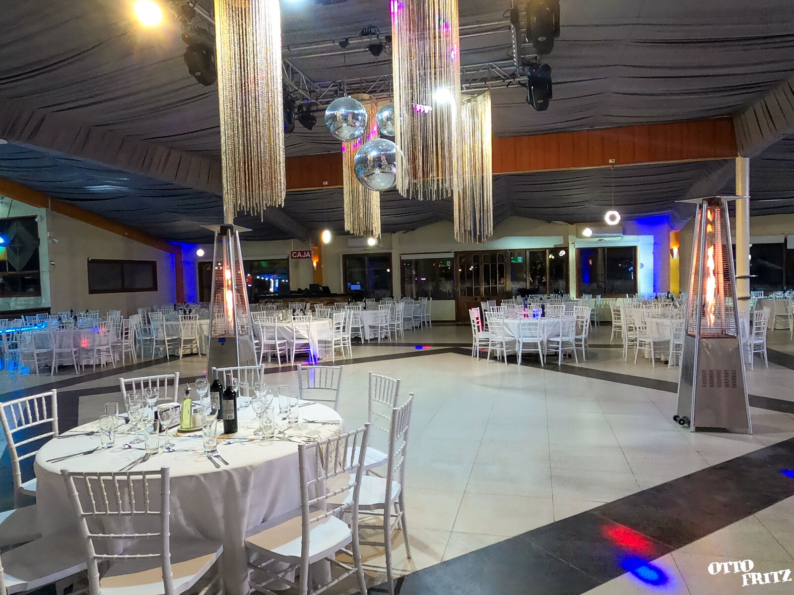 Salón con bolas de espejo y ambientación nocturna