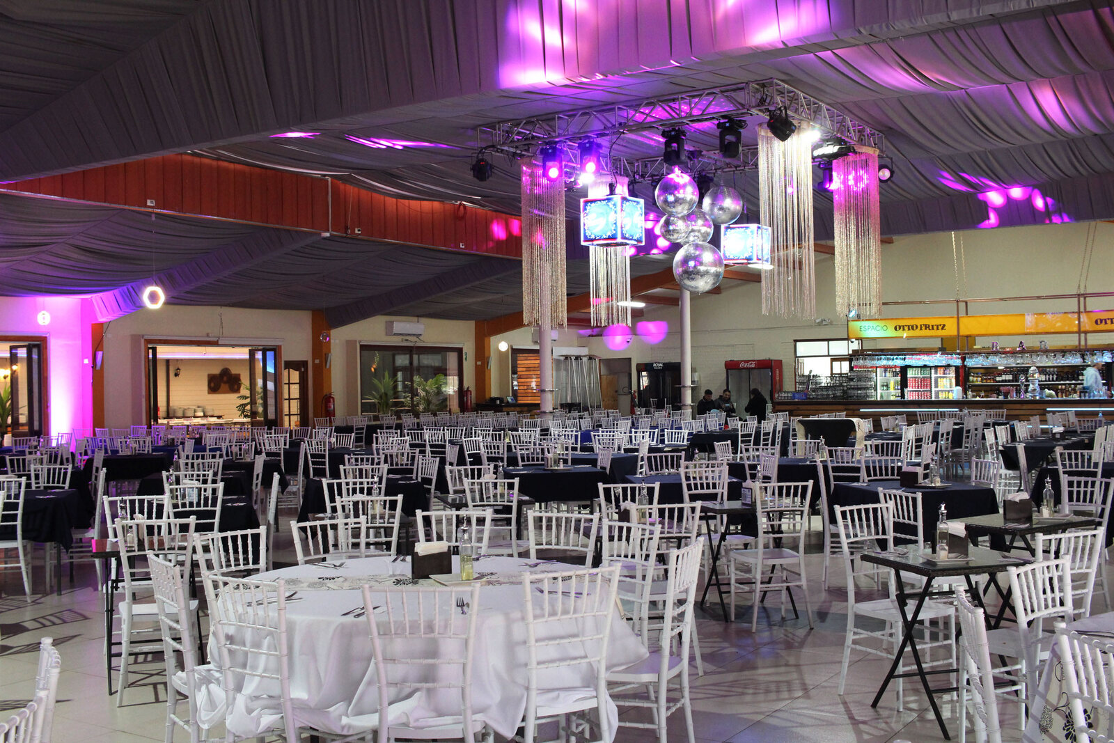 Salón iluminado para celebración