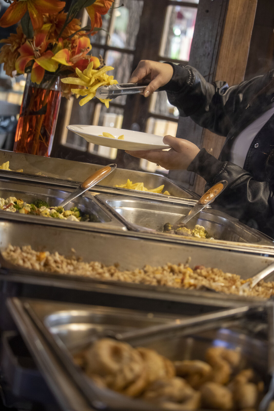Buffet de papas fritas y opciones calientes