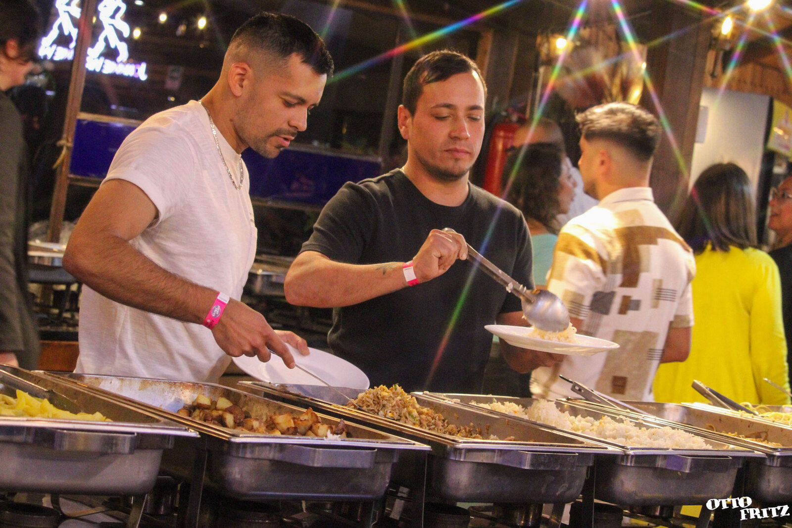 Clientes sirviéndose del buffet
